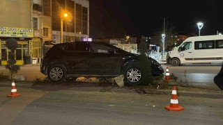 Karamanda kontrolden çıkan otomobil refüje çıktı