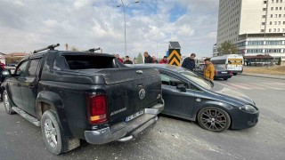 Karamanda pikap kamyonetle otomobil çarpıştı: 1 yaralı