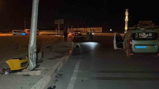 Karamanda ticari taksi aydınlatma direğine çarptı