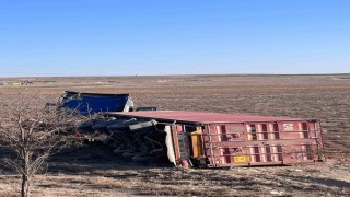 Karapınarda çekici devrildi: 1 yaralı