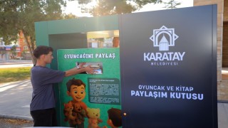 Karatayda oyuncak ve kitap paylaşım kumbaraları hizmette