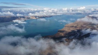 Karla kaplı dağ ve eteğindeki göl, kartpostallık görüntüler oluşturdu