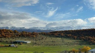 Karla kaplı dağlar sonbaharın renkleriyle buluştu