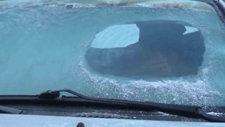 Kars eksi 13ü gördü: Araç camları buz tuttu