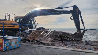 Karşıyakadaki kaçak iskeleler yıkılıyor