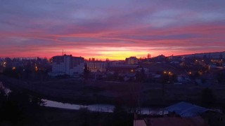 Karsta gökyüzü kızıla büründü