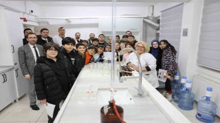 Karsta öğrenciler laboratuvarda analiz süreçlerini yerinde gözlemledi