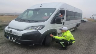 Karsta trafik ekiplerinden kış lastiği uygulaması