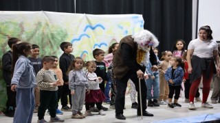 Kartepede hem büyüklere hem küçüklere tiyatro ziyafeti