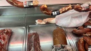 Kasap dükkanının üretim bölümüne giren zabıtalar şok oldu