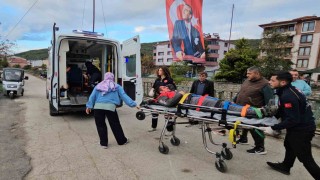 Kasksız motosiklet sürücüsü kazada yaralandı