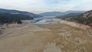 Kastamonunun su ihtiyacını karşılayan baraj gölünün büyük kısmı kurudu