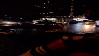 Kavşakta motosikletliye araba çarptı