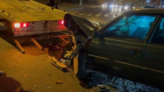 Kavşakta otomobile çarptı, karşı yola geçti: 2 yaralı