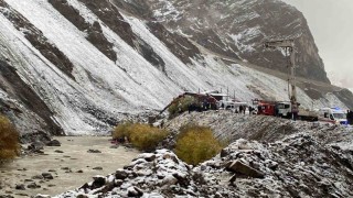 Kayadan kaçan araç Zap Suyuna düştü: 4 madenci kurtarıldı