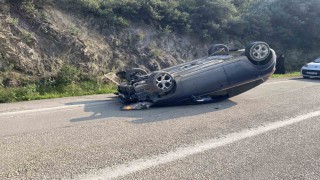 Kayalara çarpan otomobil takla attı, emniyet kemeri sayesinde kurtuldular
