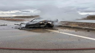 Kayganlaşan yolda kaza yaptı, otomobil alev aldı