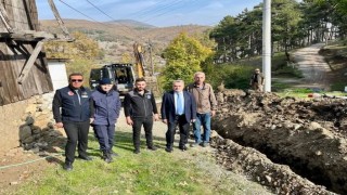 Kaymakam Öztürk, köydeki su hattını yerinde inceledi