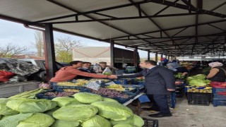 Kaymakam Uçar, halk pazarında vatandaşlarla buluştu