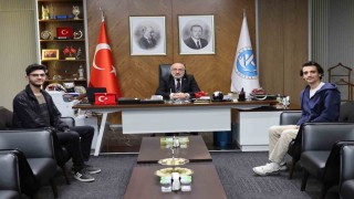 KAYÜnün başarılı öğrencilerinden Rektör Karamustafaya ziyaret