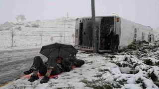 Kaza sonrası sağlık ekiplerini şemsiye ile yatarak bekledi