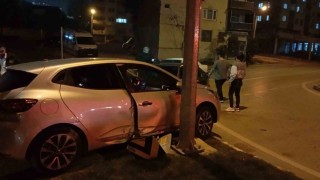 Kaza yapan otomobil refüje çarpıp durabildi