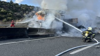 Kaza yapan tır alevlere teslim oldu