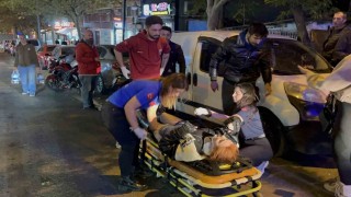 Kazaya karışan motosikletliye bakarken kaza yaptı