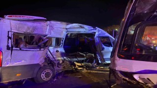 Kemalpaşada işçi servisleri çarpıştı: 15 yaralı