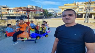 Kendi çocukken hiç binmedi: Mahalle mahalle gezerek çocukları dönme dolabına bindiriyor