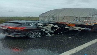 Keşanda otomobil tırın dorsesine çarptı: 3 kişi yaralandı