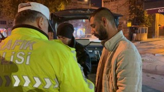 Kimlik isteyen polise sosyal medyasını açtı