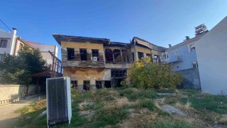 Kiracının itirazları yüzünden yıkımı yarım kalan metruk bina tamamen yıkıldı