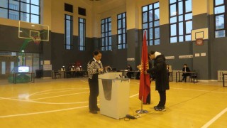 Kırgızistanda halk erken parlamento seçimleri için sandık başında