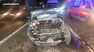 Kırmızı ışıkta duran otomobile arkadan çarptı: 1i çocuk 5 yaralı