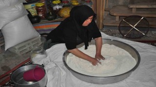Kışlık ekmekler imece usulüyle hazırlanıyor