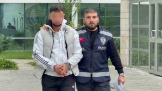 Kız arkadaşını rahatsız edenleri kovaladı, yardım etmek isterken bıçaklandı