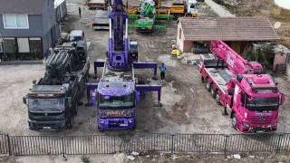 Kızının ‘Baba bizim de pembe vincimiz olsun sözlerinden ilham alarak vinçlerini rengarenk hale getirerek inşaat sektörüne renk kattı