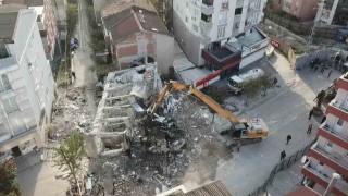 Kocaelide 4 kişiye mezar olan binanın enkazı kaldırılıyor