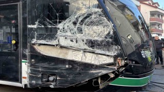 Kocaelide çöp kamyonu tramvaya çarptı: 3 yaralı