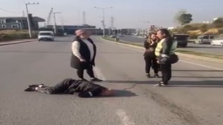 Kocaelide otomobil yayalara çarpıp refüje çıktı: 1i ağır 2 yaralı