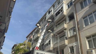 Kolonlarında çatlaklar tespit edilen 5 katlı bina mühürlendi