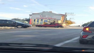 Koltuk takımını otomobiline yükleyen sürücü trafiği tehlikeye düşürdü