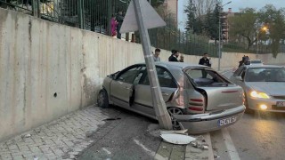 Kontrolden çıkan araç aydınlatma direğine çarpıp hurdaya döndü