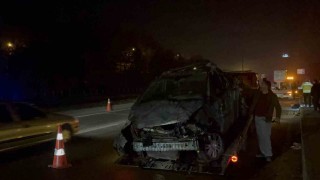 Kontrolden çıkan araç aydınlatma direğini devirip karşı yöne geçti