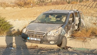 Kontrolden çıkan hafif ticari araç su tahliye kanalına çarptı: 1 yaralı