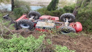 Kontrolden çıkan iş makinası şarampole devrildi: 1 yaralı