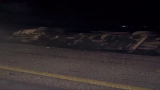 Kontrolden çıkan kamyon elektrik direğine çarparak devrildi, mahalle karanlığa büründü