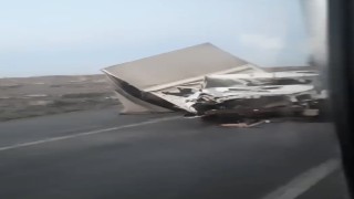 Kontrolden çıkan kamyon refüje çarptı: 1 yaralı