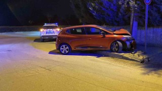 Kontrolden çıkan otomobil, beton direğe çarptı